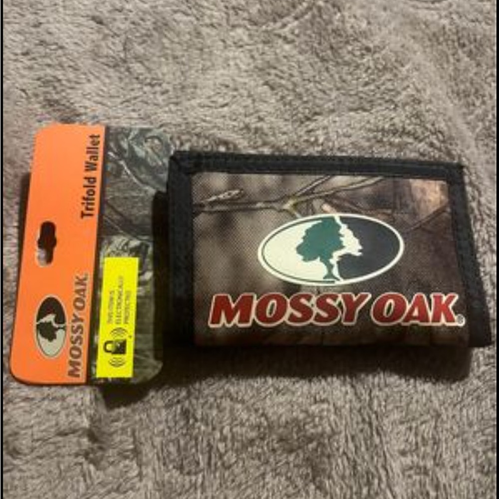 Mossy Oak Trifold Wallet . Camo . New with tags